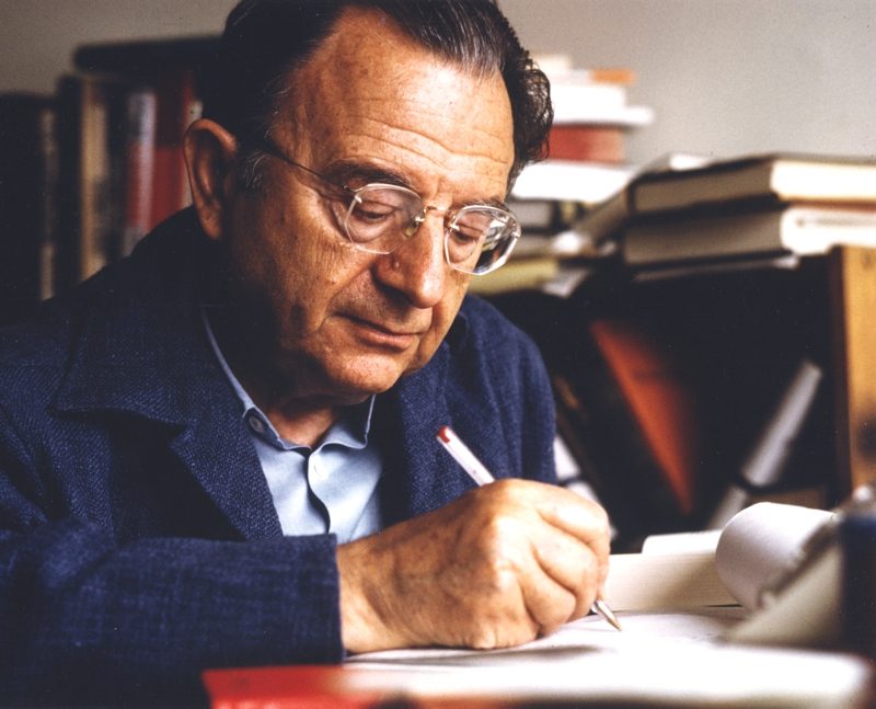 Erich Fromm al lavoro su un manoscritto, autore del libro ‘L’arte di amare’.