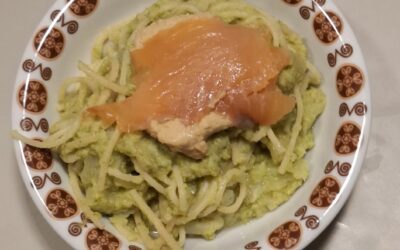 Broccoli, hummus e salmone